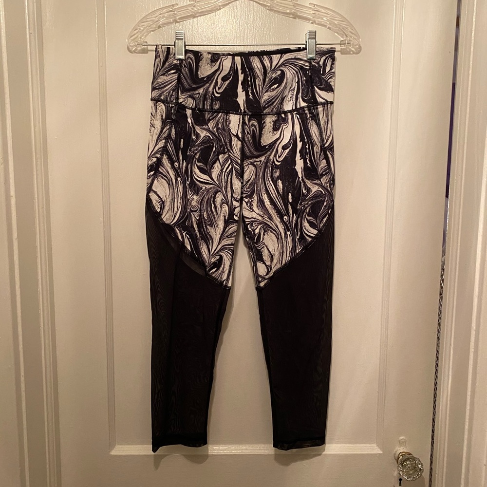 Victoria Sport Knockout Capri Leggings